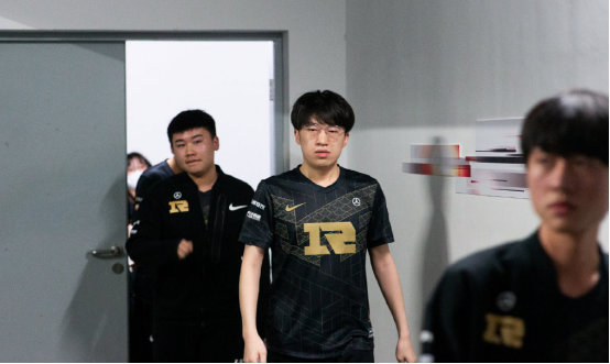 不仅仅依靠 不仅仅依靠