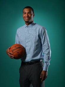 他在场上展 他在场上展